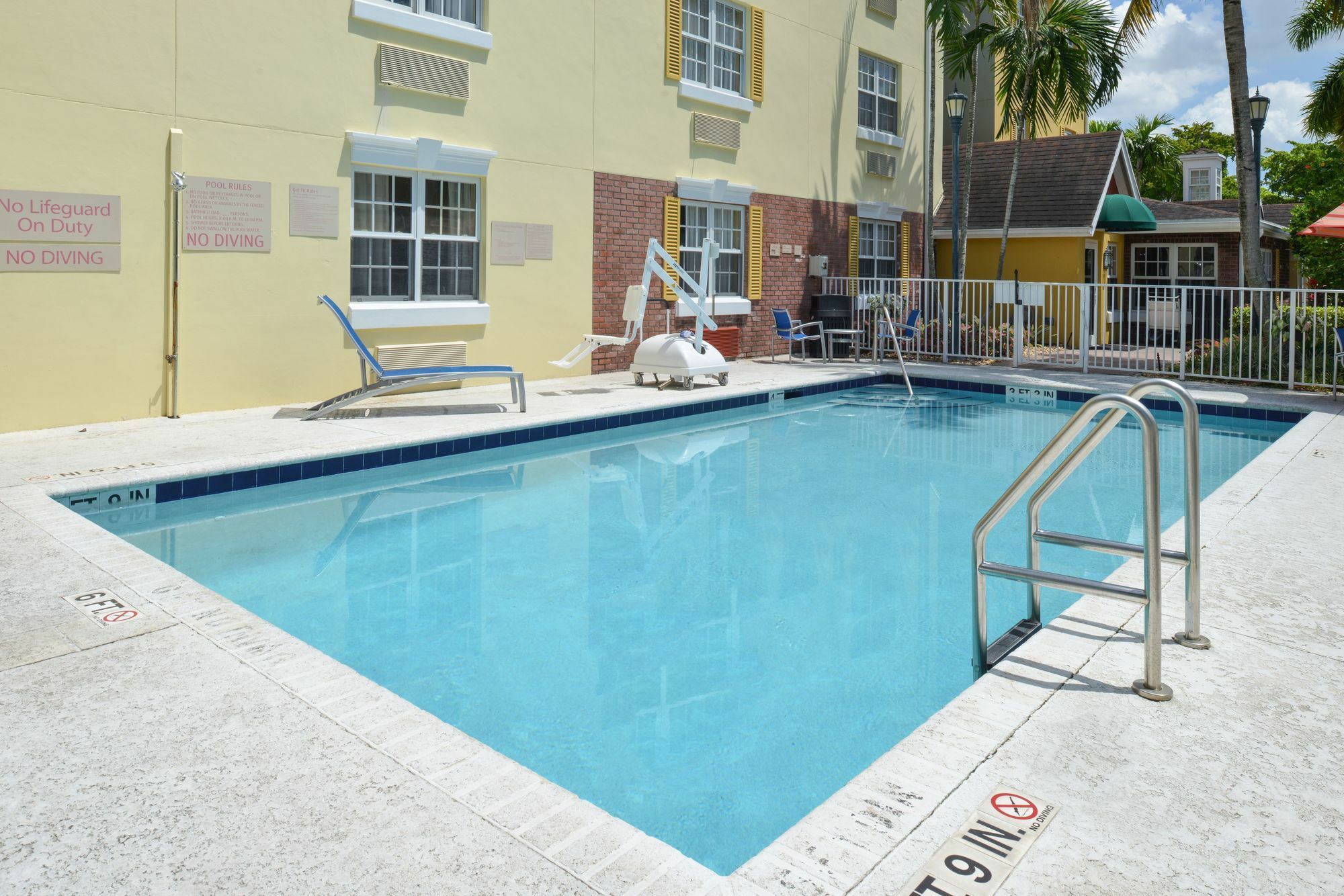 Candlewood Suites Miami Lakes By Ihg Exterior foto